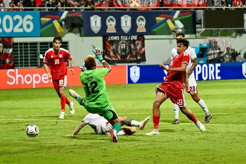 Penyerang Singa, Ilhan Fandi (kanan) kekal sebagai harapan utama jentera serangan Singapura untuk memanfaatkan setiap peluang terhad bagi menjaringkan gol.
