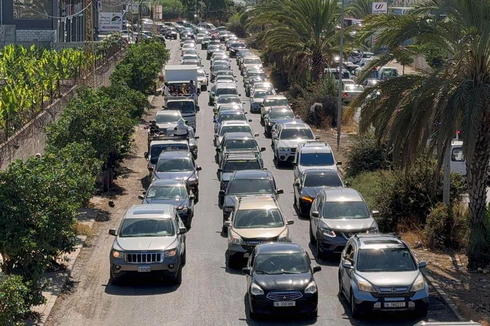 Lebuh raya menghala ke utara Lebanon sesak dengan kenderaan apabila penduduk di selatan bergegas melarikan diri daripada pengeboman Israel pada 23 September.