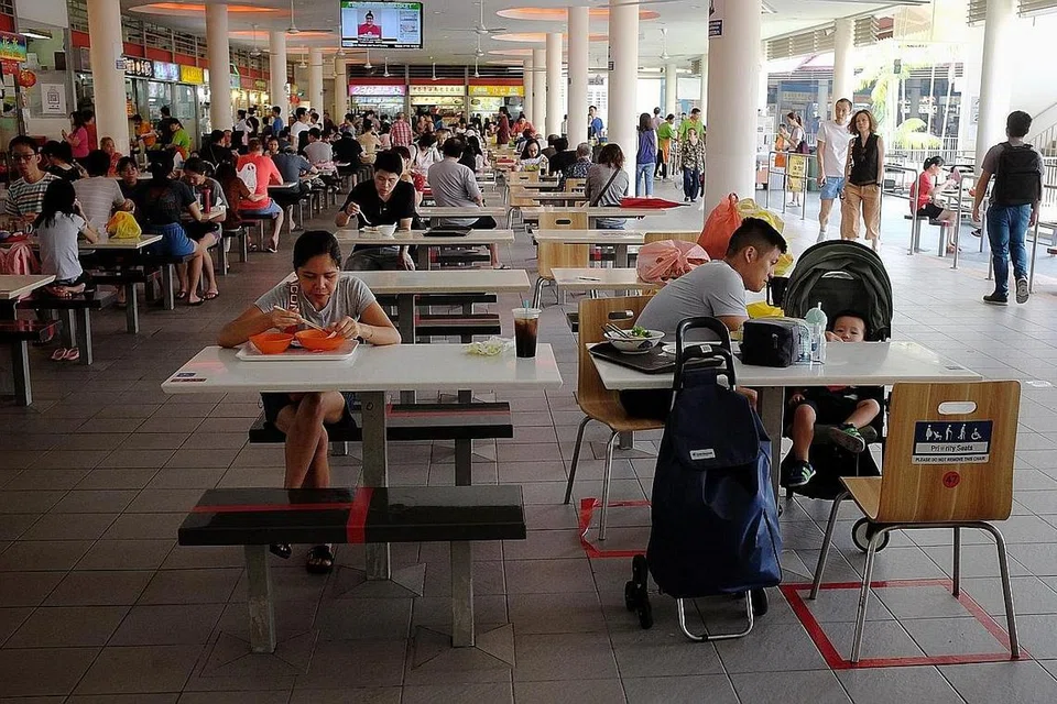 TIDAK BOLEH DUDUK MAKAN: Mulai 7 April, iaitu Selasa ini, semua kedai makanan dan minuman hanya boleh dibuka untuk pelanggan membeli makanan bagi dibawa balik atau untuk penghantaran makanan. - Foto fail BH