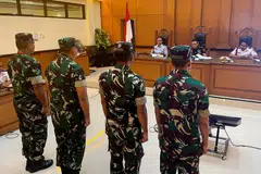 Empat anggota tentera Indonesia  yang didakwa terlibat dalam serangan asid terhadap aktivis hak asasi manusia Encik Andrie Yunus, berdiri ketika perbicaraan mereka di Mahkamah Tentera di Jakarta, Indonesia pada 29 April 2026.
