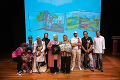 UNSUR INTERAKTIF 'HIDUPKAN' CERITA: Cik Rahayu Mahzam (empat dari kanan) menghadiri pelancaran 'Siri Burung Kakaktua', karya Cik Maria Mahat (lima dari kanan), yang menggabungkan buku kanak-kanak bahasa Melayu dengan unsur interaktif seperti animasi, lagu dan realiti terimbuh. - Foto-foto UNGU PEN