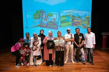 UNSUR INTERAKTIF 'HIDUPKAN' CERITA: Cik Rahayu Mahzam (empat dari kanan) menghadiri pelancaran 'Siri Burung Kakaktua', karya Cik Maria Mahat (lima dari kanan), yang menggabungkan buku kanak-kanak bahasa Melayu dengan unsur interaktif seperti animasi, lagu dan realiti terimbuh. - Foto-foto UNGU PEN