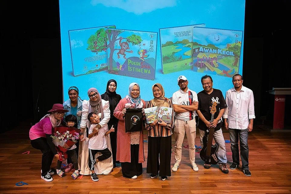 UNSUR INTERAKTIF 'HIDUPKAN' CERITA: Cik Rahayu Mahzam (empat dari kanan) menghadiri pelancaran 'Siri Burung Kakaktua', karya Cik Maria Mahat (lima dari kanan), yang menggabungkan buku kanak-kanak bahasa Melayu dengan unsur interaktif seperti animasi, lagu dan realiti terimbuh. - Foto-foto UNGU PEN