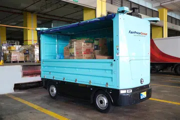Kenderaan autonomi Zelos Z10, sarat dengan barangan, di pusat pengedaran di Benoi.