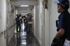 Anggota bomba memasuki flat di tingkat dua Blok 90, Redhill Close itu secara paksa dan memadamkan api di ruang tamu. Sebagai langkah berjaga-jaga, polis dan SCDF meminta 30 penduduk meninggalkan flat mereka. 