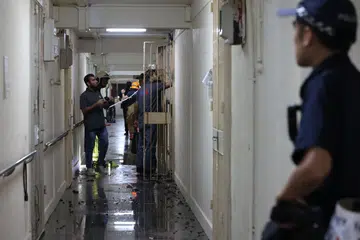 Anggota bomba memasuki flat di tingkat dua Blok 90, Redhill Close itu secara paksa dan memadamkan api di ruang tamu. Sebagai langkah berjaga-jaga, polis dan SCDF meminta 30 penduduk meninggalkan flat mereka. 