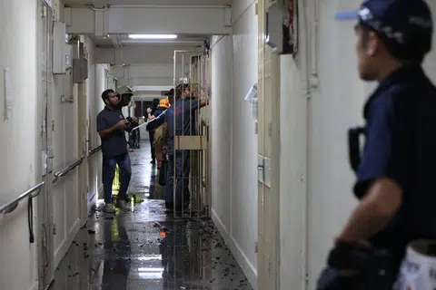 Anggota bomba memasuki flat di tingkat dua Blok 90, Redhill Close itu secara paksa dan memadamkan api di ruang tamu. Sebagai langkah berjaga-jaga, polis dan SCDF meminta 30 penduduk meninggalkan flat mereka. 