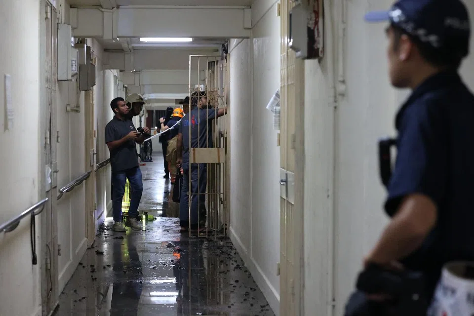 Anggota bomba memasuki flat di tingkat dua Blok 90, Redhill Close itu secara paksa dan memadamkan api di ruang tamu. Sebagai langkah berjaga-jaga, polis dan SCDF meminta 30 penduduk meninggalkan flat mereka. 