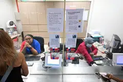 DITANGGUH SEMENTARA: Papan tanda yang ditampal luar pejabat tiket SimplyGo di Persimpangan Bas Bedok pada 19 Januari menunjukkan bahawa perkhidmatan pertukaran kad untuk kad Nets FlashPay kini belum tersedia.