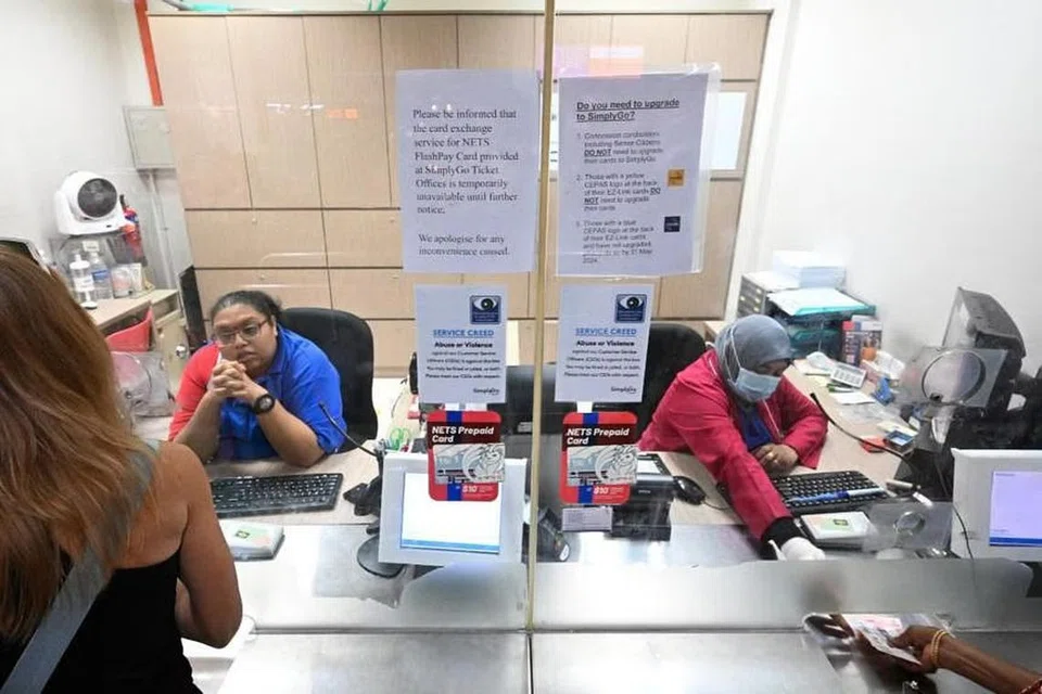 DITANGGUH SEMENTARA: Papan tanda yang ditampal luar pejabat tiket SimplyGo di Persimpangan Bas Bedok pada 19 Januari menunjukkan bahawa perkhidmatan pertukaran kad untuk kad Nets FlashPay kini belum tersedia.