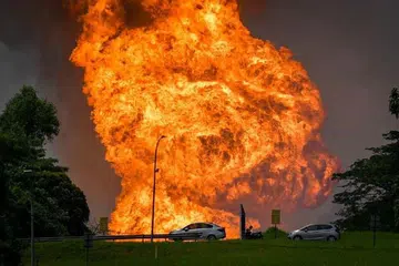 Api menjulang sehingga 30 meter dalam letupan dahsyat membabitkan kebakaran saluran paip gas bawah tanah Petronas di Putra Heights, Subang Jaya, Selangor, pada 1 April.