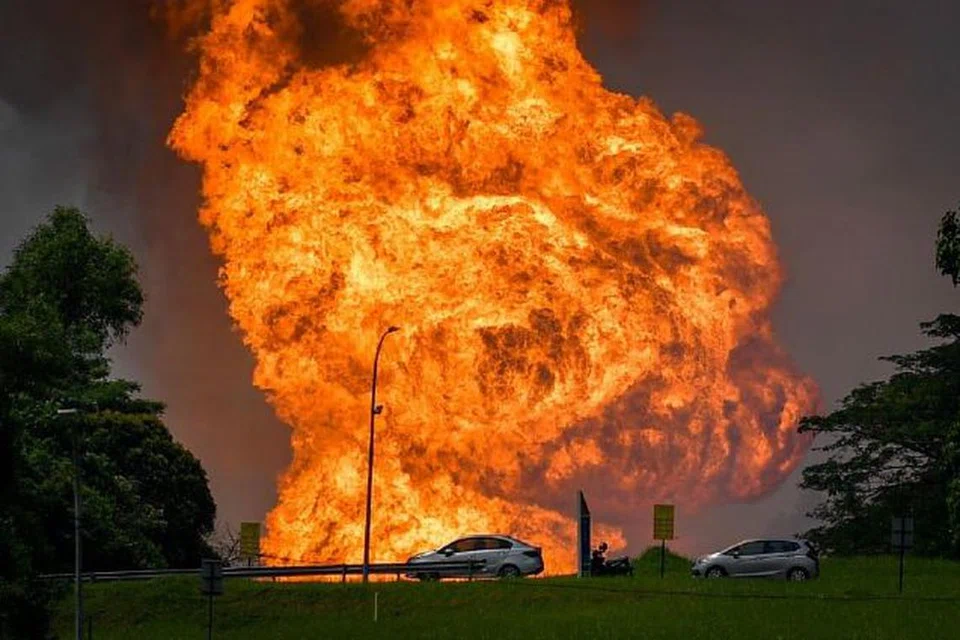 Api menjulang sehingga 30 meter dalam letupan dahsyat membabitkan kebakaran saluran paip gas bawah tanah Petronas di Putra Heights, Subang Jaya, Selangor, pada 1 April.