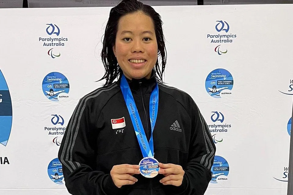 BERJAYA: Yip Pin Xiu dan Danielle Moi (atas) dengan pingat emas dan gangsa masing-masing di Siri Dunia Renang Para Australia. - Foto MAJLIS SUKAN KURANG UPAYA SINGAPURA