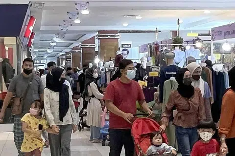 MELANCONG KE MALAYSIA: Suruhanjaya Tinggi Singapura di KL dan Konsulat Agung di JB turut menekankan bahawa pelancong perlu pastikan pasport dicop di pusat pemeriksaan Malaysia sebelum masuk dan keluar dari Malaysia. - Foto fail