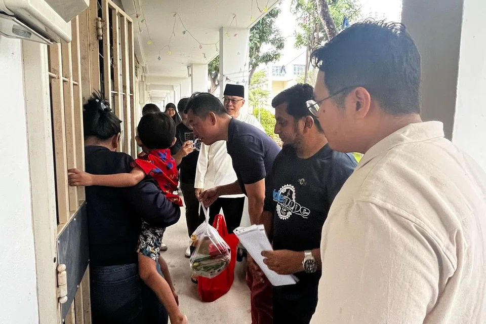 Setiausaha Parlimen Kanan (Kebudayaan, Masyarakat dan Belia merangkap Pembangunan Sosial dan Keluarga) dan Anggota Parlimen GRC Tanjong Pagar (Queenstown), Encik Eric Chua (tengah) mengagihkan habuan kepada penerima zakat Masjid Mujahidin pada 3 Mac.