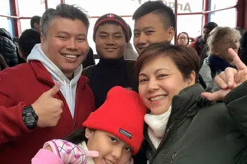 BANTU PERTINGKAT KESEDARAN: Encik Khalid Awang (kiri) sering berbincang pelbagai isu termasuk bahaya dadah bersama anak - (dari kiri) Herman Putra, Zakrey Putra dan Sophia Marissa Putri - dan isteri, Cik Nor Raihan (kanan), dan berkongsi komen dan pandangan di rangkaian media baru sendiri. - Foto ihsan KHALID AWANG