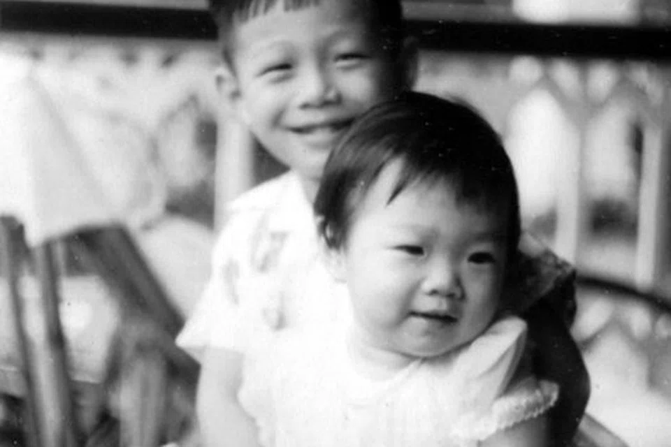 Menteri Kanan, Encik Lee Hsien Loong (kiri), bersama adiknya, mendiang Dr Lee Wei Ling, ketika mereka masih kecil. 