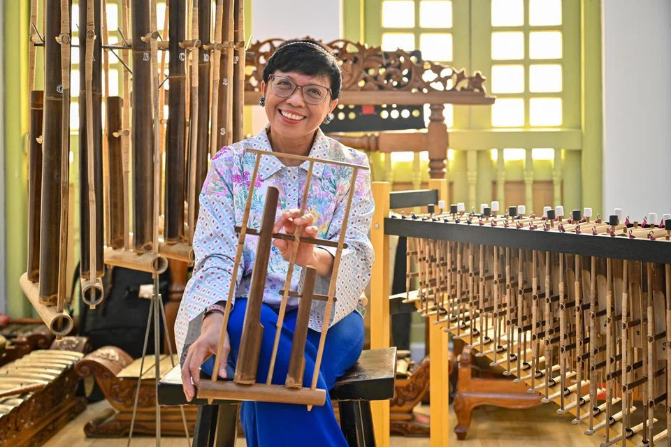 RATU ANGKLUNG: Cik Faridah Jamal, yang digelar ‘Ratu Angklung’ berkongsi pengalaman sebagai pendidik seni serta pendapat beliau mengenai masa depan angklung di Singapura.