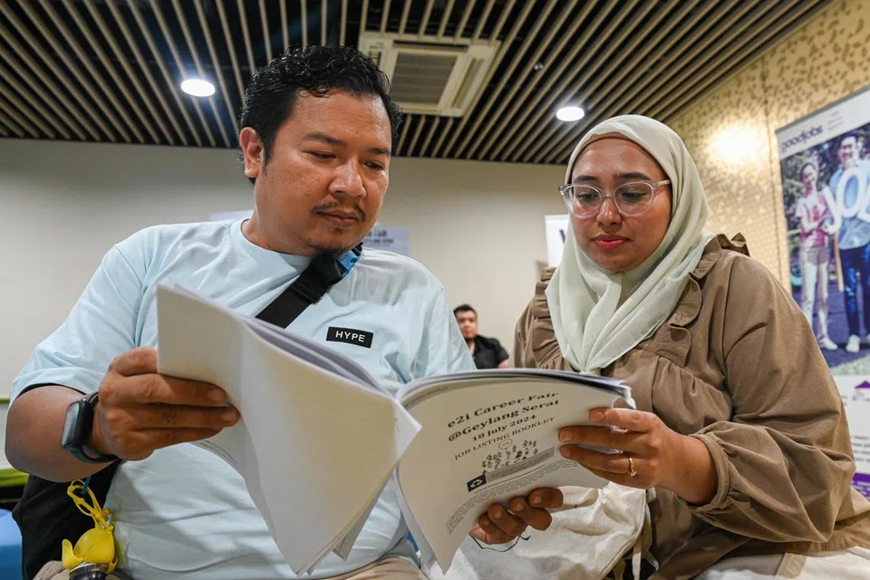 Memandangkan Pasar dan Pusat Makanan Geylang Serai akan ditutup selama tiga bulan, pasangan suami isteri, Encik Mohamed Riduan Mohamed Idris (kiri) dan Cik Nur Nabiha Mohd Sam, mengunjungi pameran kerja untuk mencari peluang pekerjaan demi meneruskan pendapatan harian mereka. Encik Mohamed Riduan bekerja di gerai adiknya NN Coconut sebagai pembantu gerai. 