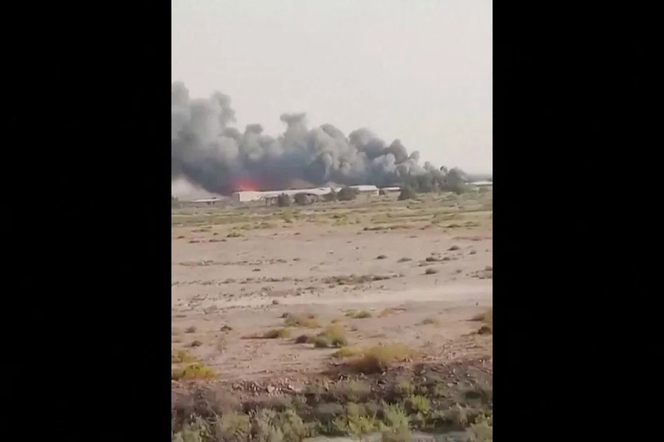 Imej rakaman video yang dimuat naik di media sosial menunjukkan kepulan asap tebal menyelubungi kawasan Abdali di sempadan utara Kuwait pada 12 Julai 2026. Kementerian Pertahanan Kuwait memaklumkan tiga pos kawalan sempadan serta sebuah pelantar minyak luar pesisir diserang ketika Amerika Syarikat dan Iran kembali berbalas serangan, sekali gus meningkatkan ketegangan di rantau Asia Barat.