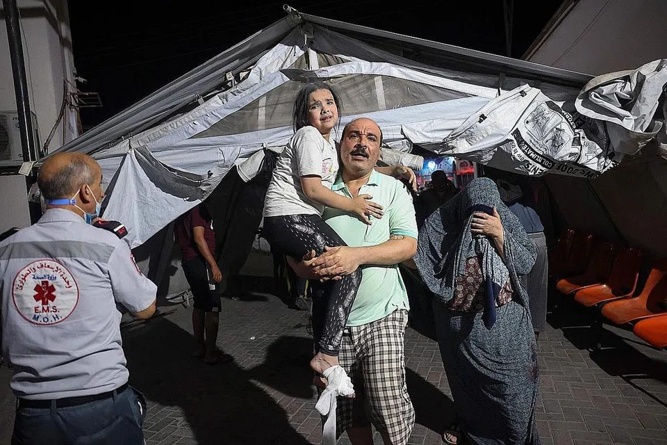 MANGSA SERANGAN GANAS TENTERA ISRAEL: Warga Palestin dilihat mendukung seorang kanak-kanak perempuan sambil membawanya ke hospital akibat serangan rejim Israel di Rafah, selatan Jaluran Gaza, pada 6 Ogos lalu. - Foto AFP