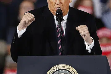 ENCIK DONALD TRUMP: Menuduh Beijing membenarkan orang meninggalkan China pada tahap awal wabak Covid-19 untuk menjangkiti dunia, namun pada masa yang sama menghentikan perjalanan domestik. - Foto EPA-EFE