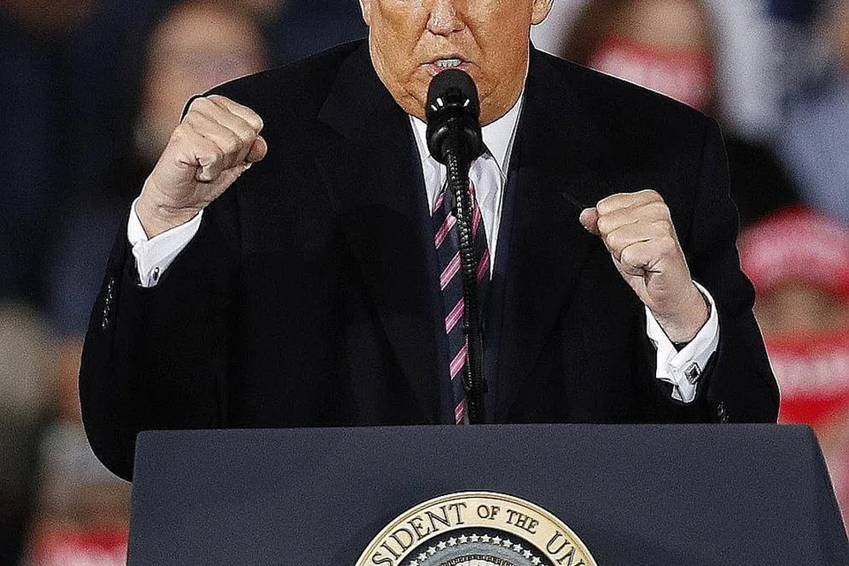 ENCIK DONALD TRUMP: Menuduh Beijing membenarkan orang meninggalkan China pada tahap awal wabak Covid-19 untuk menjangkiti dunia, namun pada masa yang sama menghentikan perjalanan domestik. - Foto EPA-EFE