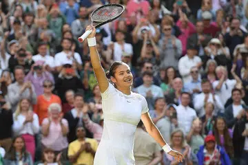 HARGAI SOKONGAN PENYOKONG: Raducanu mengiktiraf sokongan yang diberikan penyokong selepas mengatasi halangan pusingan pertama Wimbledon. - Foto EPA-EFE