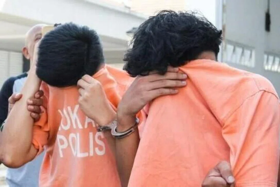 Dua pemuda berusia 19 tahun ditahan reman selama tujuh hari bagi membantu siasatan berhubung kematian penuntut kolej wanita dengan 61 kesan tikaman di Kampung Simah, Ketereh, Kota Bharu, Kelantan.