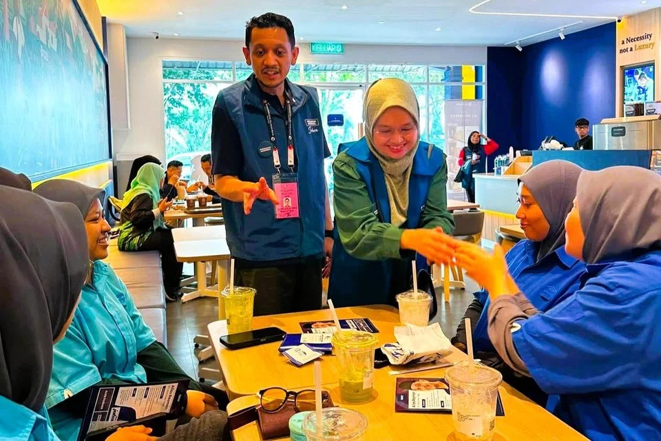 Calon Perikatan Nasional (PN) bagi kerusi Dewan Undangan Negeri (DUN) Panti, Encik Mohamad Alias Rasman (berdiri, kiri), turut ditemani oleh isteri beliau ketika berkempen.