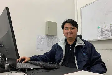 MENGHARGAI PEKERJA BERGAJI RENDAH: Di tengah-tengah pandemik di mana ramai pekerja bergaji rendah bekerja di barisan hadapan, Encik Monteiro dan pasukannya telah melancarkan inisiatif perintis #LetsGreet untuk mendekati para pekerja itu. - Foto ihsan MONTEIRO MOHAMAD AZHAR ABDUL AZIZ