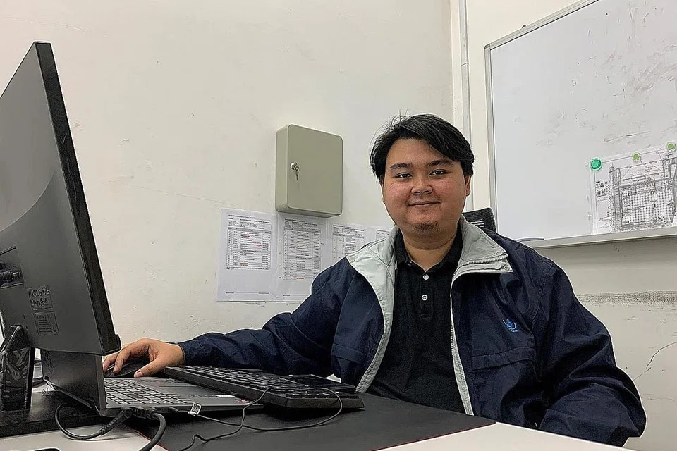 MENGHARGAI PEKERJA BERGAJI RENDAH: Di tengah-tengah pandemik di mana ramai pekerja bergaji rendah bekerja di barisan hadapan, Encik Monteiro dan pasukannya telah melancarkan inisiatif perintis #LetsGreet untuk mendekati para pekerja itu. - Foto ihsan MONTEIRO MOHAMAD AZHAR ABDUL AZIZ