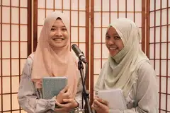'HIDUPKAN' ACARA DENGAN TENAGA BELIA: Cik Nur Adibah Mazeli (kiri) dan Cik Nurul Fathiha Mohd Shaff (kanan) merupakan antara belia yang terlibat dalam acara maulud dalam talian anjuran YouM, di mana mereka telah diundang membaca sajak yang ditulis sendiri berkaitan Nabi. - Foto YOUM 