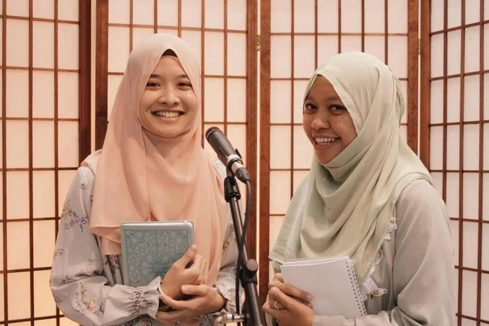 'HIDUPKAN' ACARA DENGAN TENAGA BELIA: Cik Nur Adibah Mazeli (kiri) dan Cik Nurul Fathiha Mohd Shaff (kanan) merupakan antara belia yang terlibat dalam acara maulud dalam talian anjuran YouM, di mana mereka telah diundang membaca sajak yang ditulis sendiri berkaitan Nabi. - Foto YOUM 