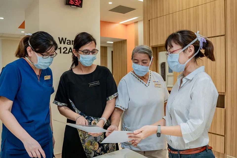 PASUKAN PENJAGAAN PALIATIF: Cik Sandy Koh (paling kanan) bersama kakitangan lain daripada pelbagai jabatan yang bekerjasama dalam satu pasukan di wad paliatif di Hospital Masyarakat Outram, yang merupakan sebahagian daripada Hospital Masyarakat SingHealth. - Foto BH oleh NUR DIYANA TAHA
