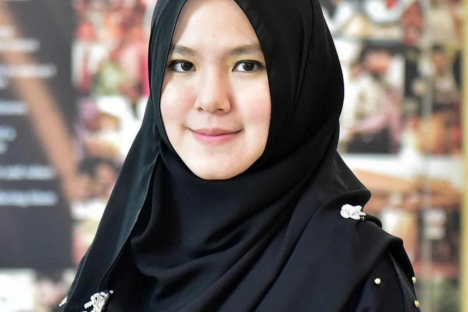 Ustazah Nurhannah Irwan bertugas sebagai Pegawai (Penolong Ketua) di Pejabat Mufti dan memiliki Sarjana Sastera dalam pengkhususan pengajian jantina dari Sekolah Oriental dan Pengajian Afrika (SOAS), London. 