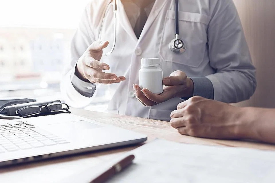 BANYAK TANGGUNGJAWAB: Antara yang perlu dilakukan penjaga pesakit skizofrenia termasuk memastikan mereka memakan ubat yang telah diberikan, mengaturkan janji temu doktor, menyediakan pengangkutan sehinggalah menguruskan rutin seharian mereka. - Foto ISTOCKPHOTO