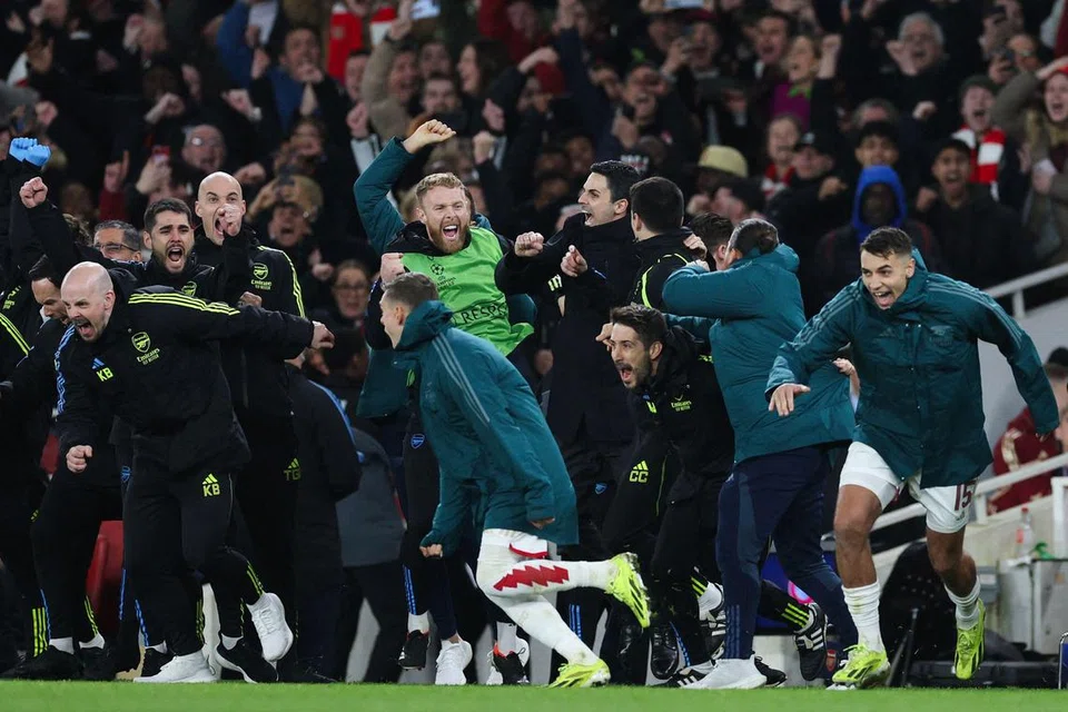 Pengurus Arsenal, Mikel Arteta (tengah) meraikan kemenangan bersama staf kejurulatihan selepas menundukkan FC Porto menerusi penentuan sepakan penalti pada aksi kedua, pusingan 16 terakhir Liga Juara-Juara di Stadium Emirates, London.