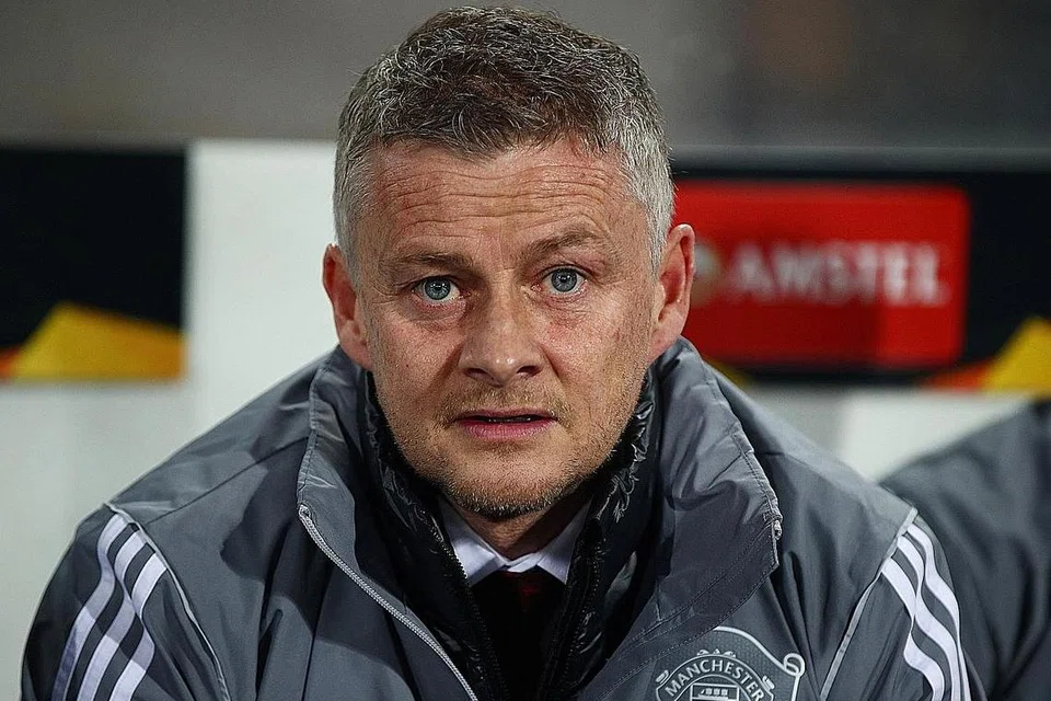 TIDAK ADIL: Solskjaer menekankan ia tidak adil untuk membeza-bezakan pemain bola sepak mengenai hal potongan gaji semasa pandemik koronavirus. - Foto REUTERS