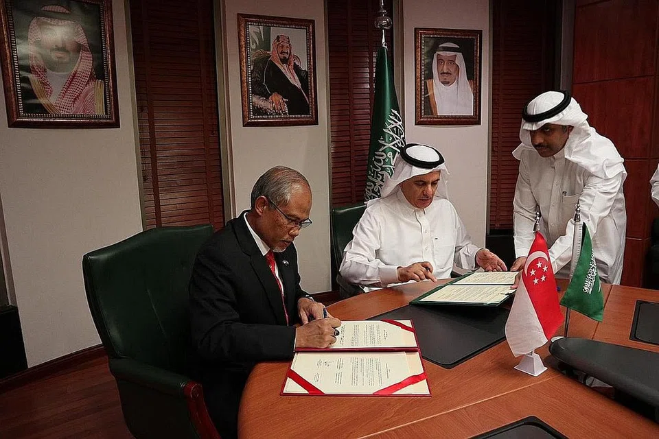 MELUASKAN KERJASAMA: Encik Masagos Zulkifli dan rakan sejawatan dari Arab Saudi, Abdulrahman Al-Fadli, menandatangani memorandum persefahaman di Riyadh bagi memperdalam kerjasama antara kedua-dua negara dalam usaha perlindungan sekitaran dan pengurusan sumber air. MOU itu adalah satu mercu tanda dalam hubungan dua hala Singapura dan Arab Saudi, katanya. - Foto MCI