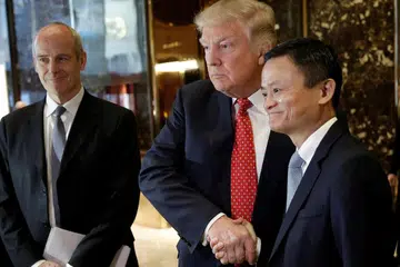 BINCANG TENTANG PERNIAGA: Encik Donald Trump (tengah) dan pengerusi eksekutif Alibaba, Encik Jack Ma, selepas perbincangan mereka di Menara Trump di New York semalam. - Foto REUTERS