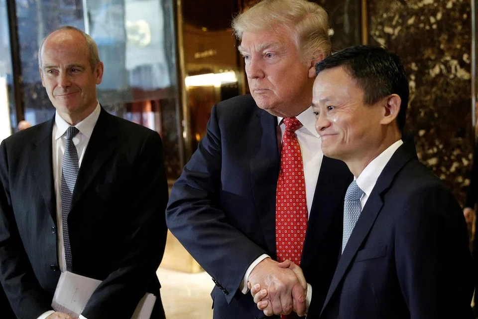 BINCANG TENTANG PERNIAGA: Encik Donald Trump (tengah) dan pengerusi eksekutif Alibaba, Encik Jack Ma, selepas perbincangan mereka di Menara Trump di New York semalam. - Foto REUTERS