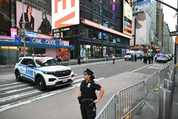 Anggota Polis New York mengawal kawasan berhampiran Times Square selepas kejadian serangan pisau dan tembakan polis di New York pada 31 Ogos. Seorang wanita berusia 49 tahun dilaporkan menikam dua individu, menyebabkan seorang daripada mereka maut, sebelum berdepan dengan polis. Suspek yang bersenjatakan dua pisau kemudian ditembak mati selepas enggan meletakkan senjata dan menerpa ke arah anggota polis.