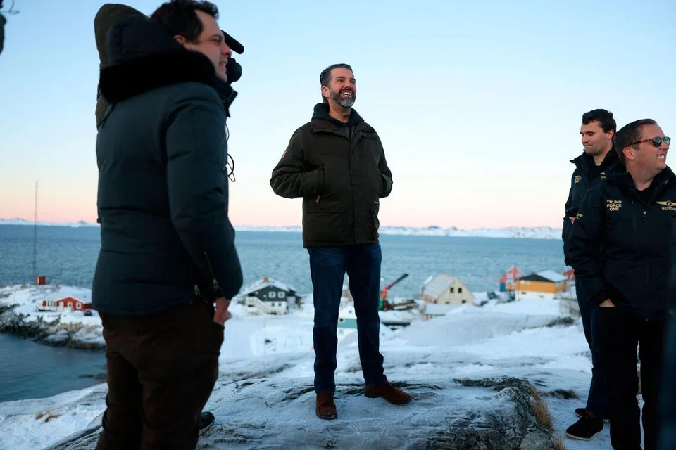 Ahli perniagaan Amerika Syarikat, Encik Donald Trump Jr., selepas tiba di Nuuk, Greenland pada 7 Januari 2025. Presiden Amerika Syarikat, Encik Donald Trump, sedang membincangkan beberapa pilihan termasuk tindakan ketenteraan untuk mengambil alih kawalan ke atas Greenland, menurut Rumah Putih pada 6 Januari 2026, sekali gus meningkatkan ketegangan sehingga Denmark memberi amaran langkah sedemikian boleh menjejas pakatan Pertubuhan Perjanjian Atlantik Utara (Nato). Encik Trump memperhebat hasratnya terhadap wilayah autonomi Denmark yang kaya dengan sumber mineral di Artik itu sejak tentera Amerika menahan pemimpin Venezuela, Encik Nicolas Maduro, pada hujung minggu lalu.