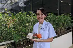 KAWAL PEMAKANAN: Cik Tan berkongsi cara mengehadkan pemakanan manisan, kandungan lemak tinggi dan minuman manis kepada tidak lebih dua kali seminggu. - Foto WOODLANDS HEALTH