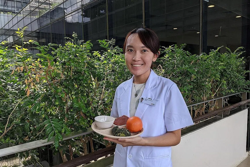 KAWAL PEMAKANAN: Cik Tan berkongsi cara mengehadkan pemakanan manisan, kandungan lemak tinggi dan minuman manis kepada tidak lebih dua kali seminggu. - Foto WOODLANDS HEALTH