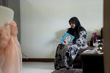 TINGGAL SENDIRIAN: Cik Esah pernah dikenali dengan 'kepakarannya' membuat 'kuih tat itik' yang mendapat sambutan hangat. - Foto MUIS