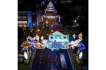 SELAMAT DATANG KE GEYLANG SERAI: Reka bentuk rumah kampung yang bergemerlapan dihiasi lampu beraneka warna seolah-olah menyambut pengunjung masuk ke 'rumah' Geylang Serai. - Foto ADIBMATTAR