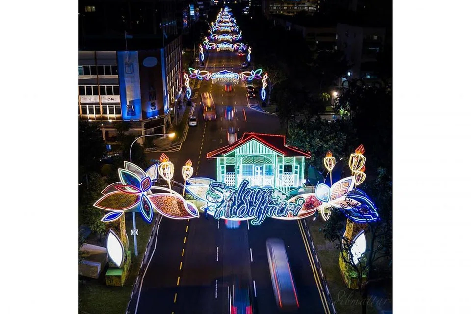 SELAMAT DATANG KE GEYLANG SERAI: Reka bentuk rumah kampung yang bergemerlapan dihiasi lampu beraneka warna seolah-olah menyambut pengunjung masuk ke 'rumah' Geylang Serai. - Foto ADIBMATTAR