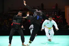BERJAYA: Sheik Farhan Sheik Alau'ddin (kiri) yang merupakan antara pesilat negara yang berjaya mara ke separuh akhir Kejohanan Pencak Silat Dunia ke-18 beraksi menghadapi lawannya, Ausri Bayusro, dari Indonesia.